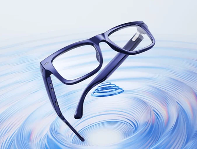 Nuance Audio Hörbrille in Blau, über einem Wasserring schwebend